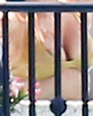 FOTO / Ziua şi fotografiile cu sânii şi posteriorul bombat! Ipostazele jenante în care a fost surprinsă Kim Kardashian la piscină