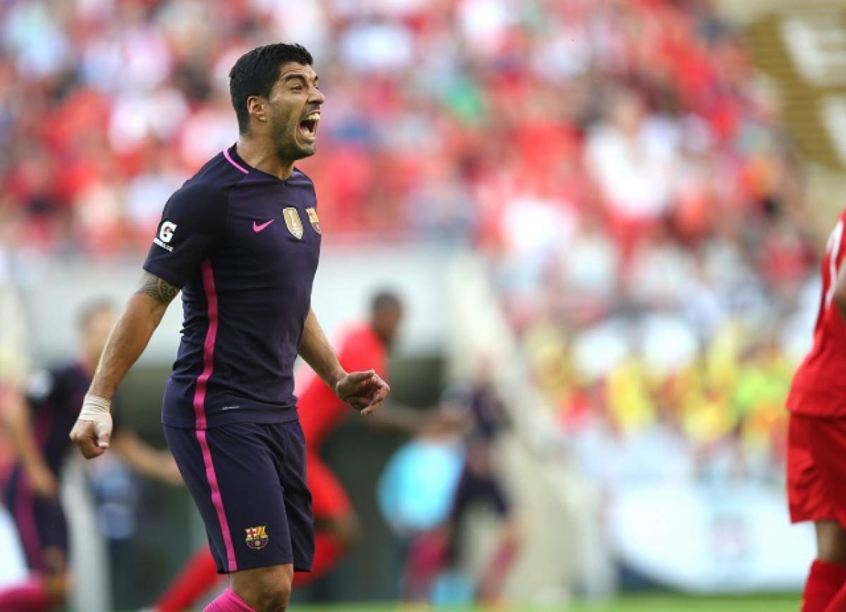 FOTO HORROR / „Canibalul” Luis Suarez a lovit din nou! I-a făcut o gaură în picior unui rival de la Atletico Madrid!