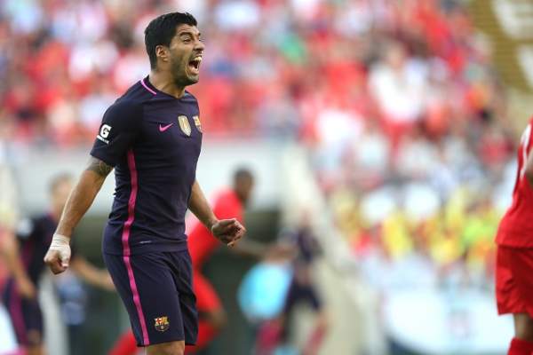 FOTO HORROR / „Canibalul” Luis Suarez a lovit din nou! I-a făcut o gaură în picior unui rival de la Atletico Madrid!