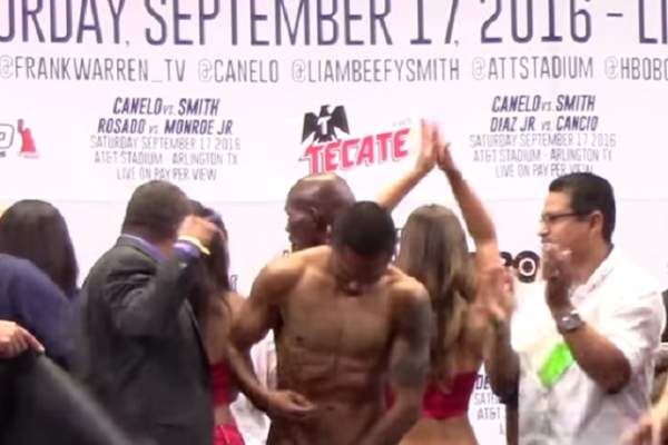 VIDEO / Cu comoara la vedere! Un pugilist a rămas gol puşcă la cântarul oficial!