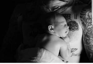 Adam Levine a făcut publică prima fotografie cu fetiţa sa