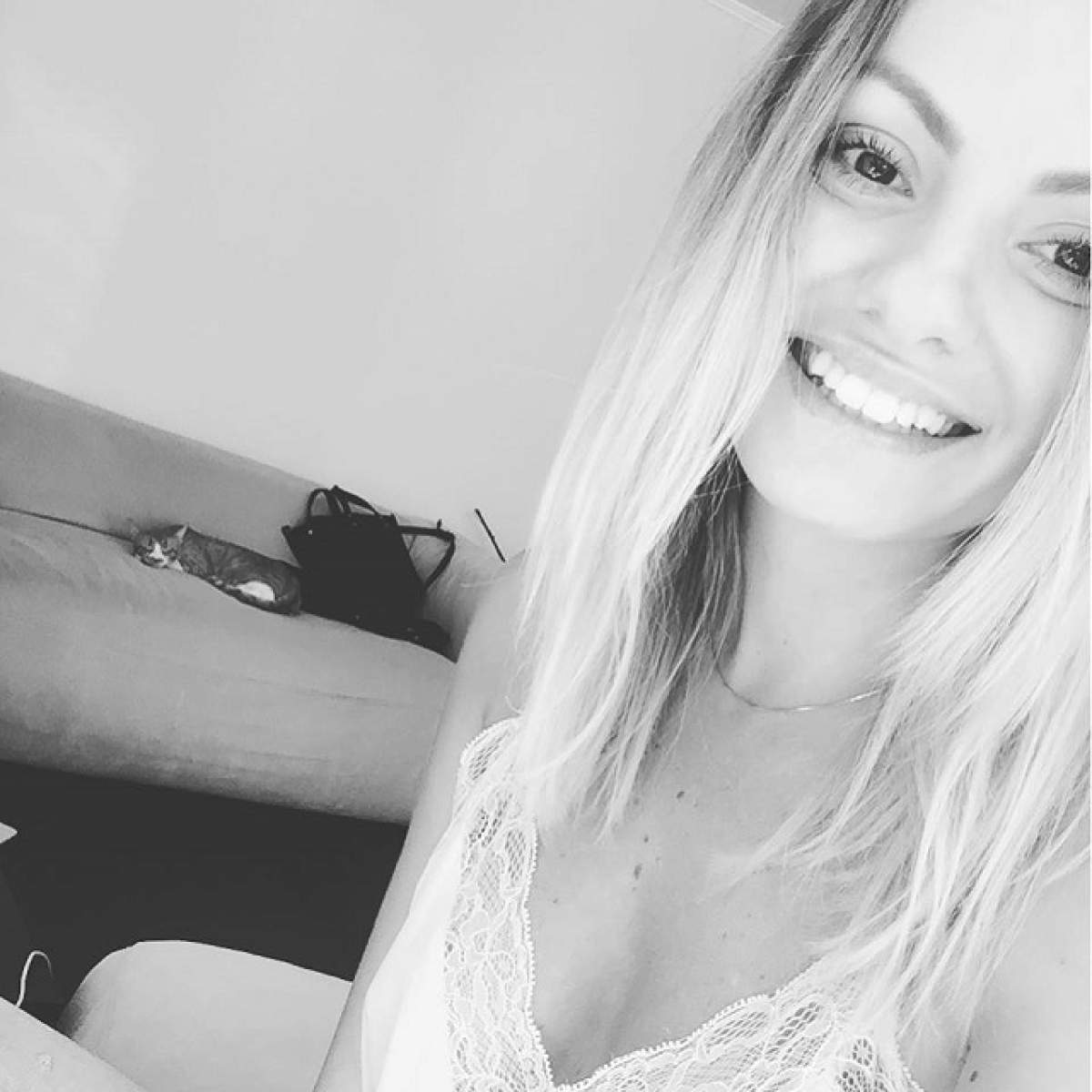 Alexandra Stan, bună de ars la soare. IMAGINE HOT surprinsă în grădina blondei