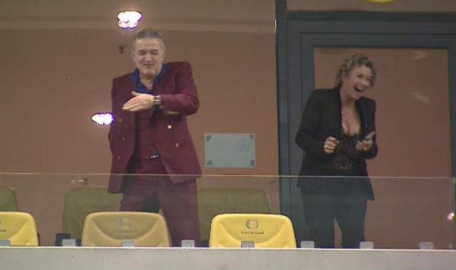 FOTO / Anamaria Prodan, cu sânii pe afară în tribune! Reacţia de infarct a lui Gigi Becali: "Băi Ana, ia vino încoace"