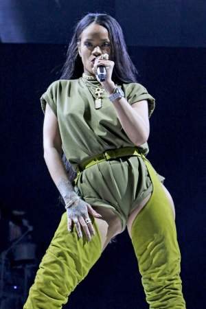 FOTO / Rihanna, show incendiar pe scenă! A îmbrăcat o salopetă sexy, a pozat în poziţii provocatoare şi a ajuns să arate tot, tot, tot