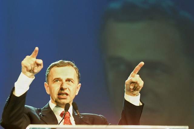 Nimeni nu l-a mai văzut aşa pe Mircea Geoană! Politicianul a petrecut până în zori! VIDEO