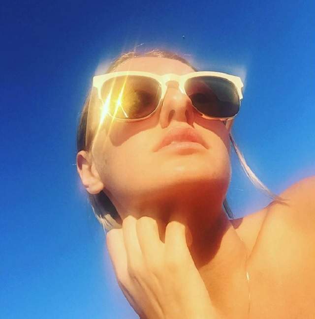 După luni întregi în care a fost pufoasă, Alexandra Stan își ia revanșa! A renunțat la sutien și a rămas numai cu o pereche de bikini