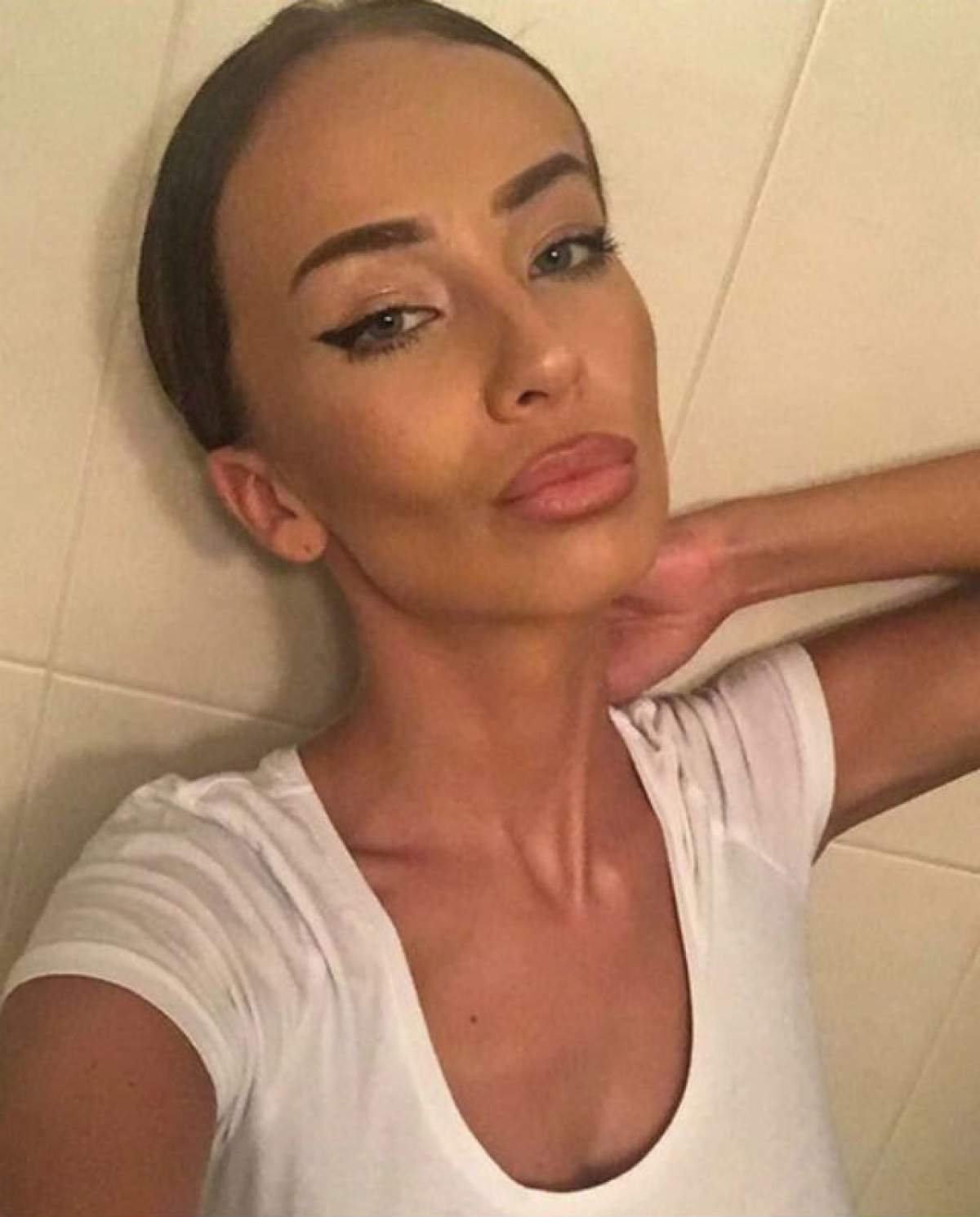 FOTO / Andreea de la "Insula Iubirii" a pozat senzual şi a încins imaginaţia bărbaţilor! În costum de baie, ea le-a arătat tuturor unul dintre tatuaje