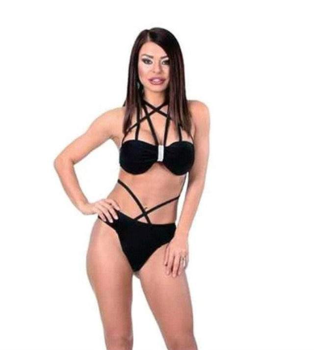 FOTO / Noaptea poartă decolteu de infarct, ziua, costum de baie extrem de sexy! Ana Mocanu, certată de o fană