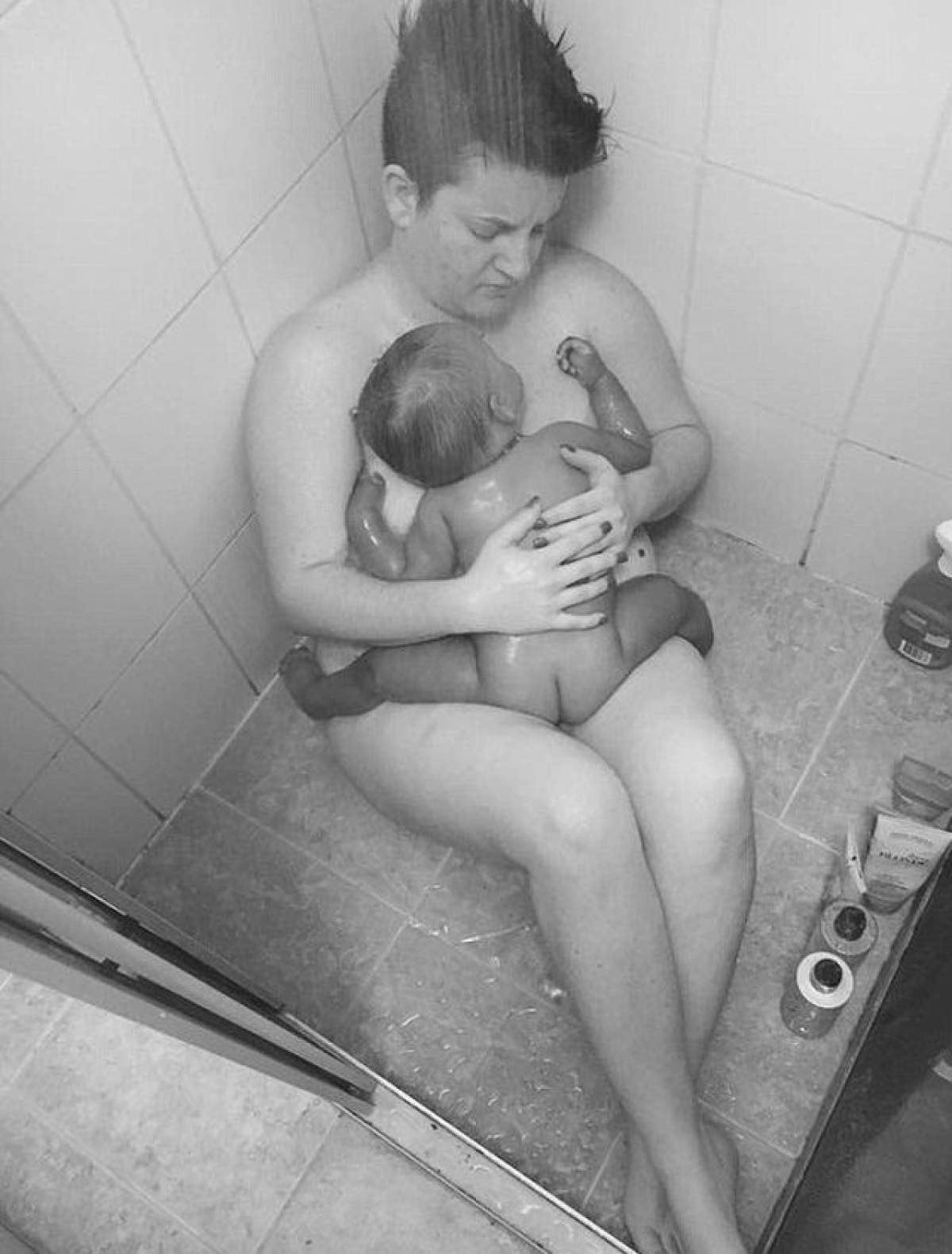 S-a fotografiat dezbrăcată cu fetița sa în duș, iar imaginea a devenit virală! Secretul emoționant din spatele fotografiei