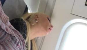 Prima reacţie a Simonei Traşcă după ce a fost fotografiată într-o ipostază "neplăcută" în avion!