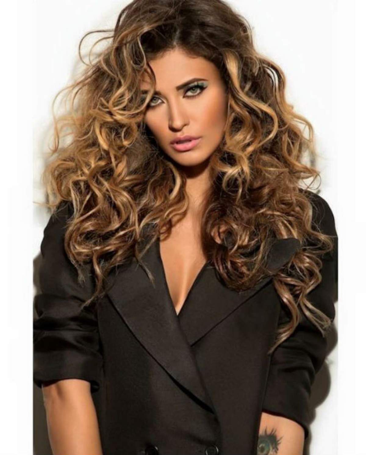 FOTO / După ce s-a fotografiat doar în lenjerie intimă, Antonia şi-a arătat iar burta de gravidă! Fotografia asta i-a făcut pe fani să fie în delir