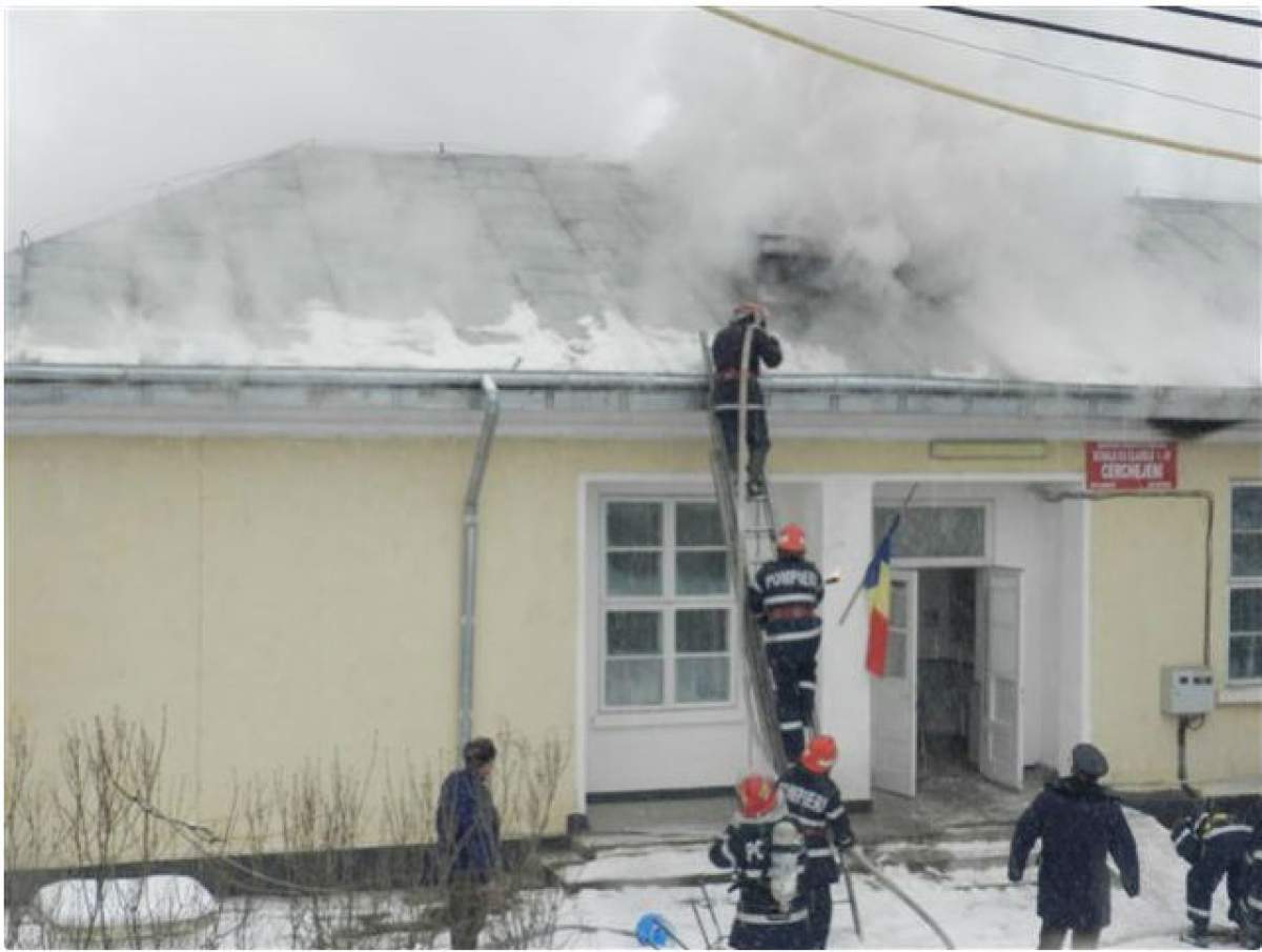 VIDEO / Elevii unei şcoli din judeţul Arad, EVACUAŢI de URGENŢĂ, după ce acoperişul clădirii a luat foc