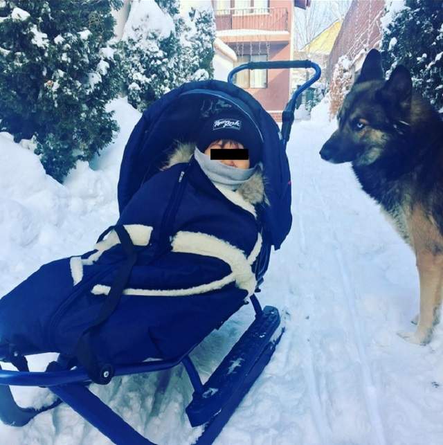FOTO / Andreea Mantea şi băieţelul său David au ieşit la zăpadă! Cel mic are nasul roşu de la gerul de afară