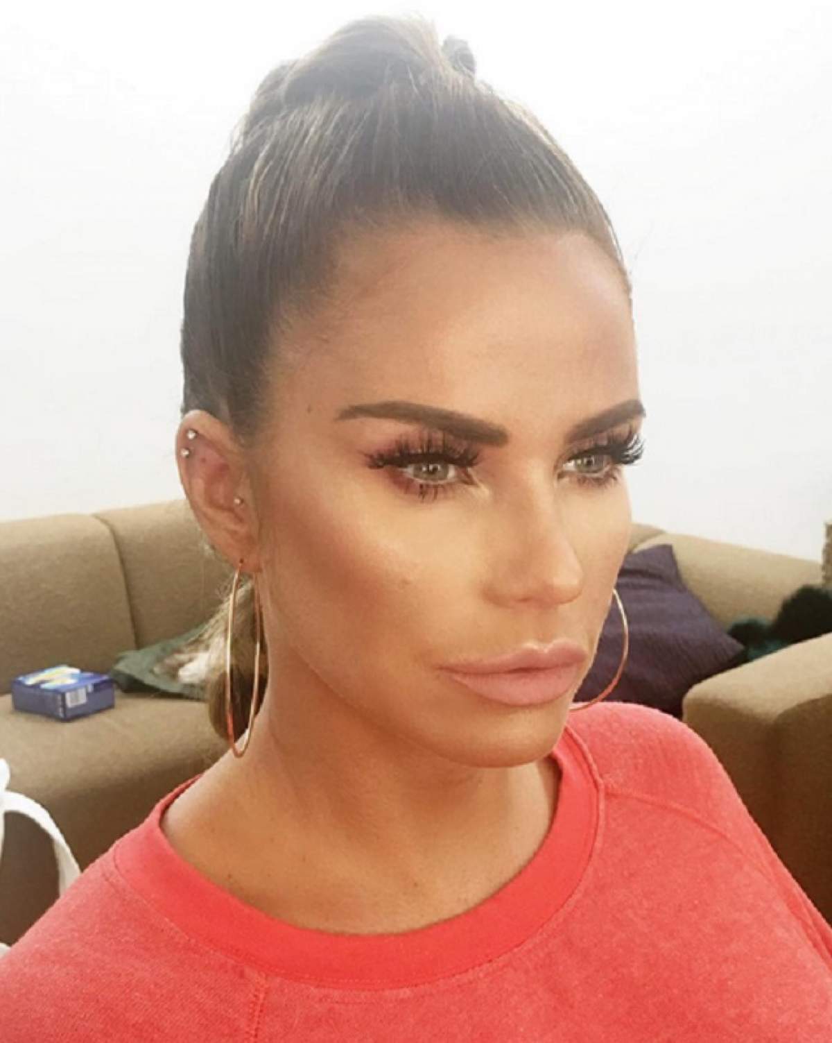 VIDEO / Imagini de infarct cu Katie Price! Vedeta şi-a fotografiat fundul în toată splendoarea