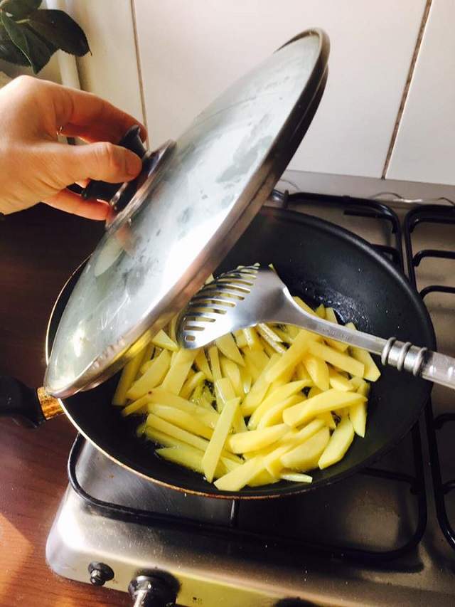 FOTO / Oana Lis, alături de cartofii prăjiţi la bine şi la greu! Vedeta nu se abţine nici în spital