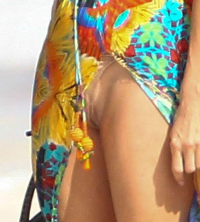 FOTO / Vântul, bată-l vina! Paris Hilton, cu "păsărica" şi posteriorul la vedere! Imagini fierbinţi rău