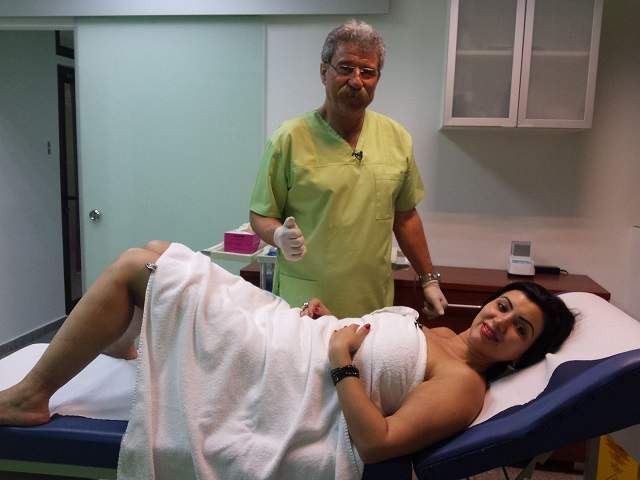 FOTO / Adriana Bahmuţeanu răbufneşte după ce fanii şi fostul soţ au desfiinţat-o pentru rejuvenarea vaginală: "Au zis că am luat-o razna!"