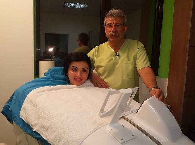 FOTO / Adriana Bahmuţeanu răbufneşte după ce fanii şi fostul soţ au desfiinţat-o pentru rejuvenarea vaginală: "Au zis că am luat-o razna!"