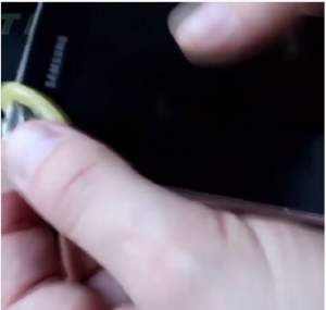 VIDEO / A pus un prezervativ pe telefon, iar ce a urmat a luat prin surprindere pe toată lumea! Sigur vei face la fel când vei afla motivul
