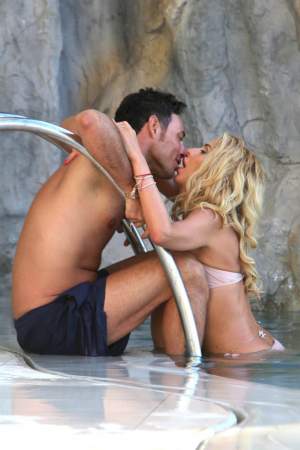 FOTO / Fostă iubită a lui Cătălin Botezatu, scene fierbinţi cu iubitul la piscină! Păcat că e plină de celulită