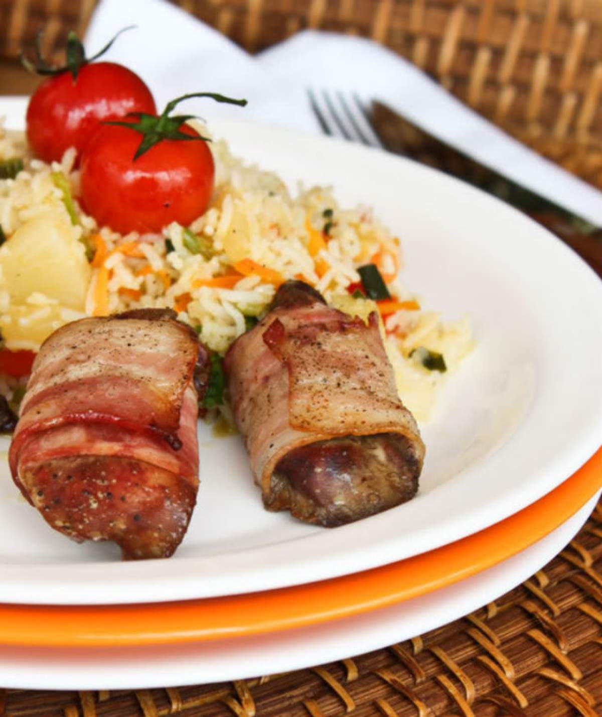 REŢETA ZILEI – VINERI: Ficăţei de pui înveliţi în bacon cu garnitură de orez cu ananas, legume şi curry