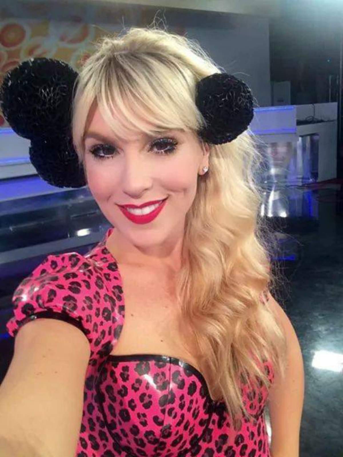 În chiloţi şi cu o jartieră personalizată, Corina a înnebunit internetul! POZIŢIA incitantă în care s-a fotografiat artista în pat