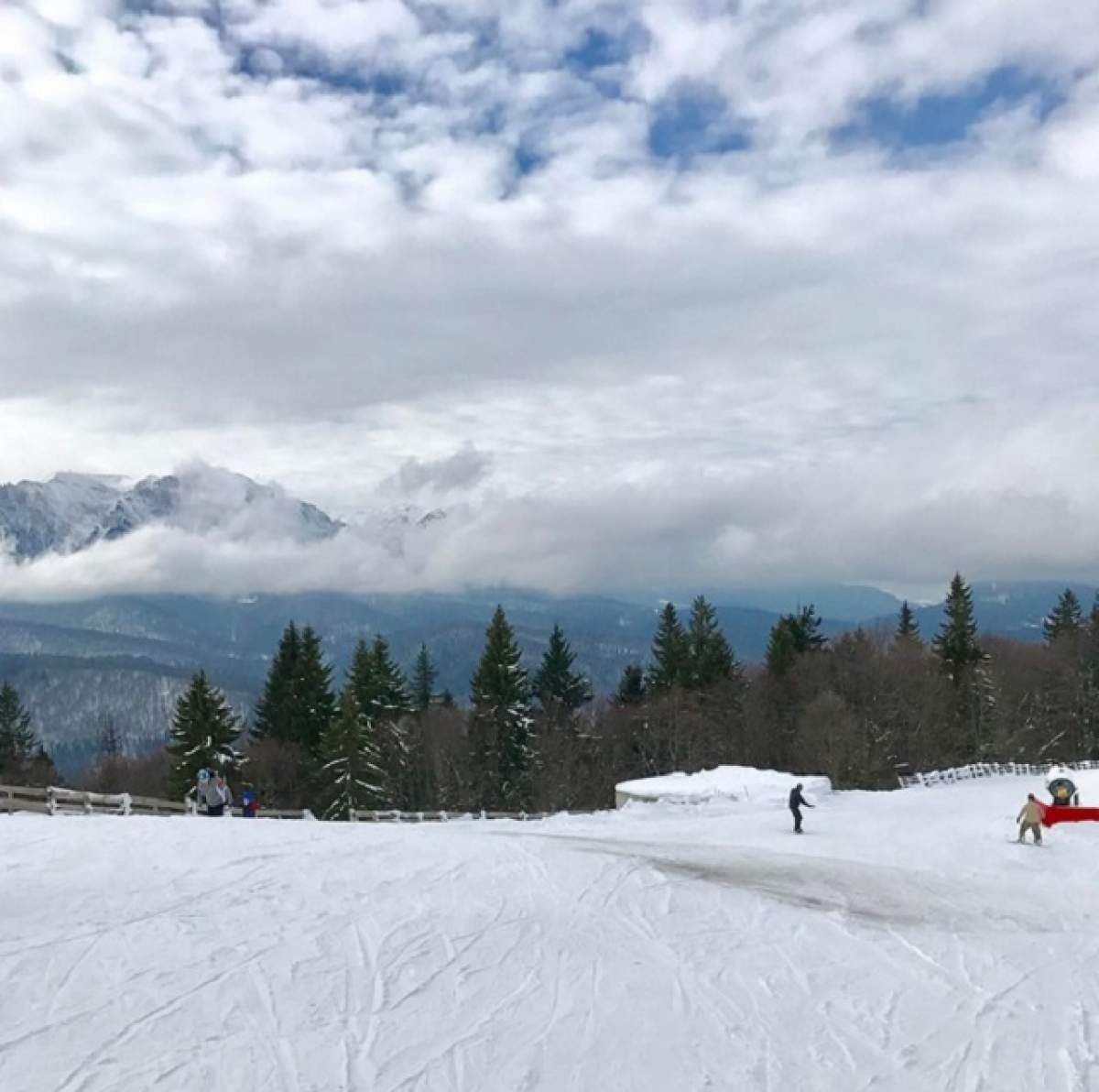 FOTO / A fugit de Bucureşti şi se distrează la munte! Uite cum se relaxează o cunoscută prezentatoare de la noi