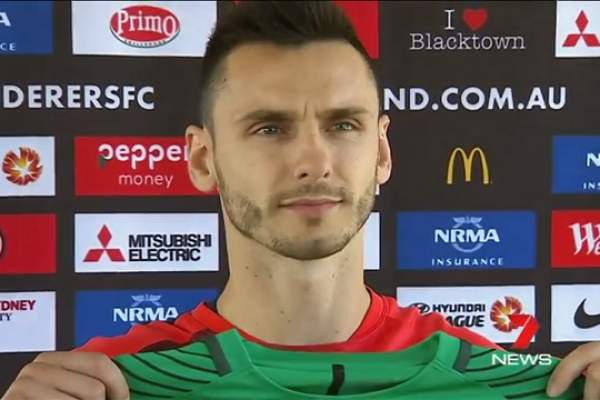 Atenție, Gnohere! Un fotbalist a fost pedepsit drastic de fani, după ce a semnat cu marea rivală / VIDEO