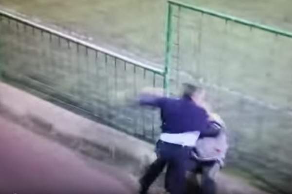 Violenţe la un meci de juniori! Doi taţi s-au bătut crunt / VIDEO HORROR