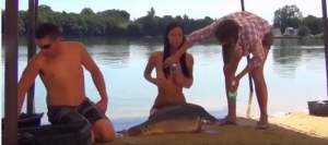 VIDEO / Scene fierbinţi cu peştele în braţe! S-au dezbrăcat complet şi-au început să se pipăie
