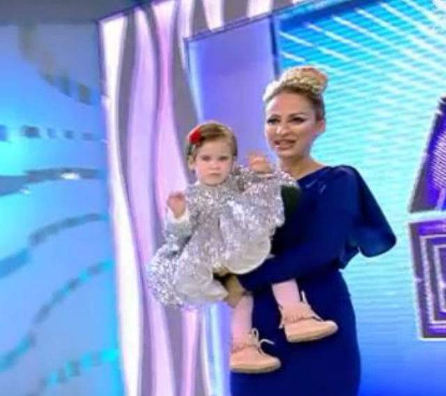 VIDEO / Izabela, fetiţa Sânzianei Buruiană, mai ceva ca o divă! A strălucit într-o rochiţă din paiete