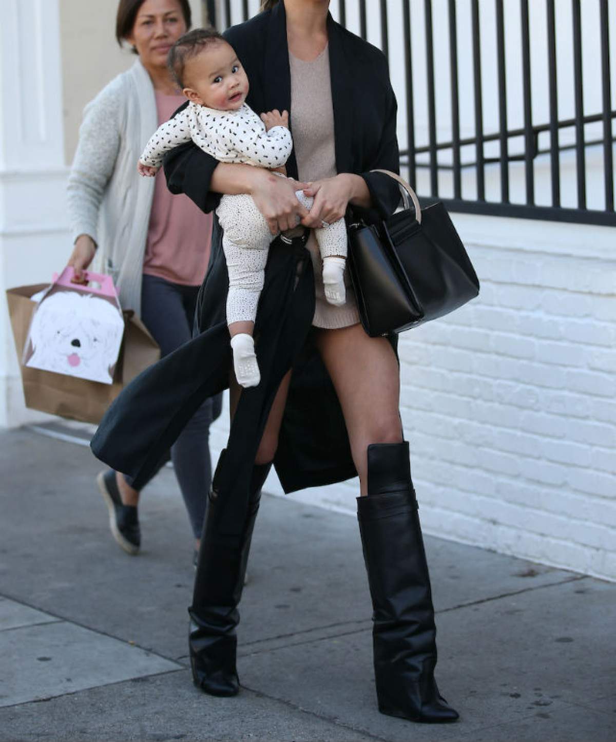 FOTO / Cu "ajutorul" fiicei, o vedetă a fost la un pas să fie cu CHILOŢII la vedere! Paparazzii au surprins-o într-o rochie scurtă şi nemachiată