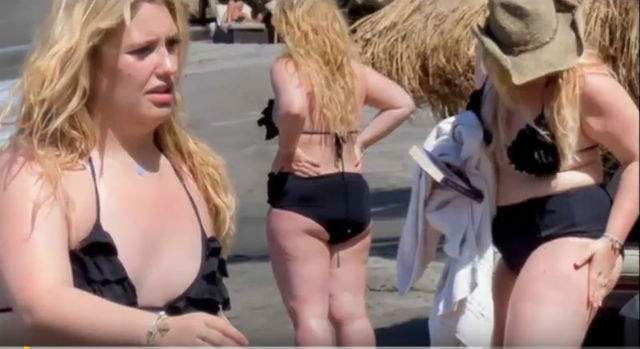 VIDEO / O celebră cântăreaţă a apărut pe plajă în costum de baie şi a oripilat pe toată lumea!