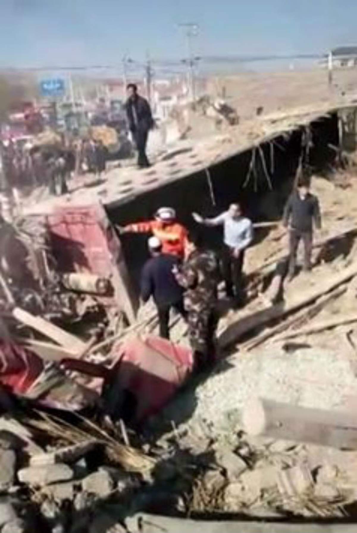 VIDEO / ACCIDENT TERIFIANT! Mai multe case au fost făcute praf, iar cinci oameni au MURIT