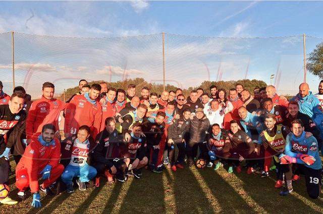 Zeu şi la 56 de ani! Jucătorii lui Napoli au făcut plecăciuni în faţa lui Diego Armando Maradona! / FOTO & VIDEO