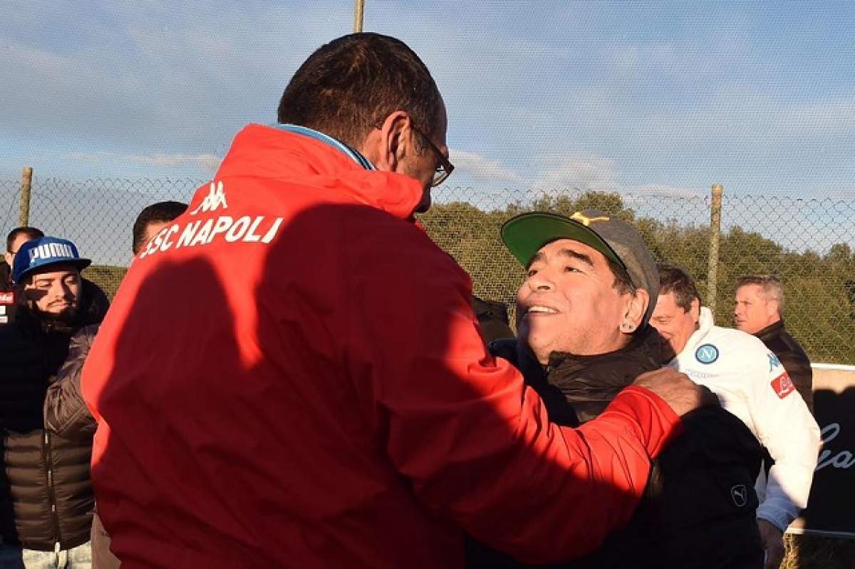 Zeu şi la 56 de ani! Jucătorii lui Napoli au făcut plecăciuni în faţa lui Diego Armando Maradona! / FOTO & VIDEO