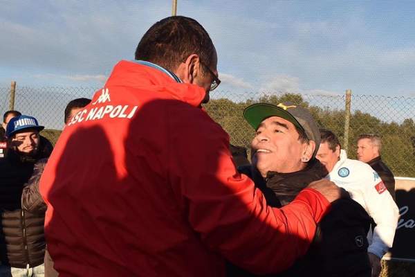 Zeu şi la 56 de ani! Jucătorii lui Napoli au făcut plecăciuni în faţa lui Diego Armando Maradona! / FOTO & VIDEO