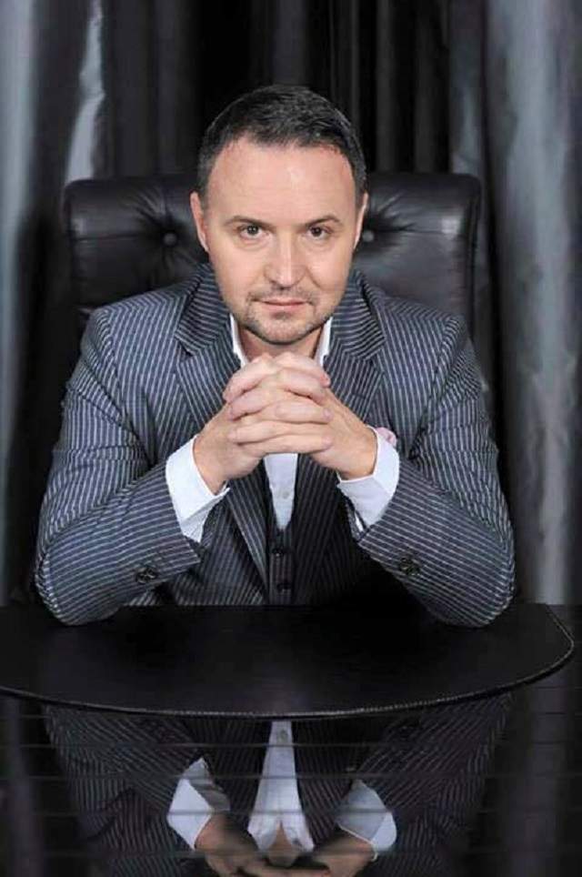 Căsătorește cuplurile, și apoi, dacă-i cazul, le ajută și cu divorțul! Este vorba despre un cunoscut personaj din showbiz. Vezi cine e!