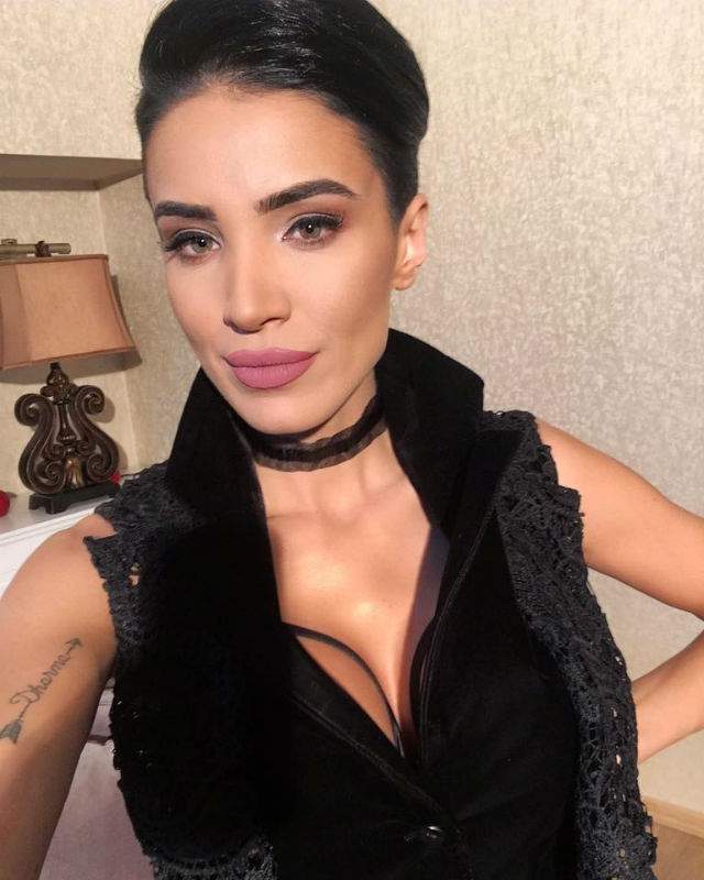 VIDEO & FOTO / Cu dresuri plasă şi decolteu generos! Adelina Pestriţu, într-un OUTFIT HOT-HOT!