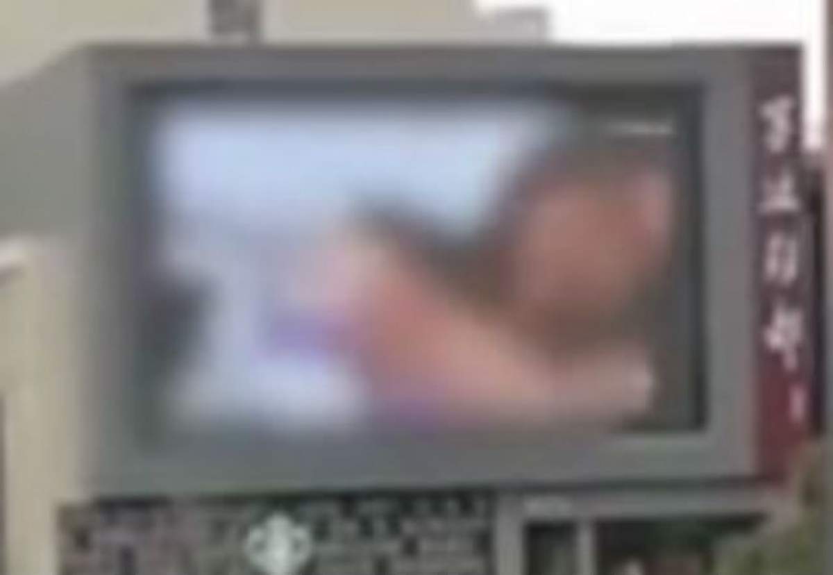 VIDEO / Un film porno a rulat pe un panou publicitar în centrul oraşului! Imagini interzise minorilor