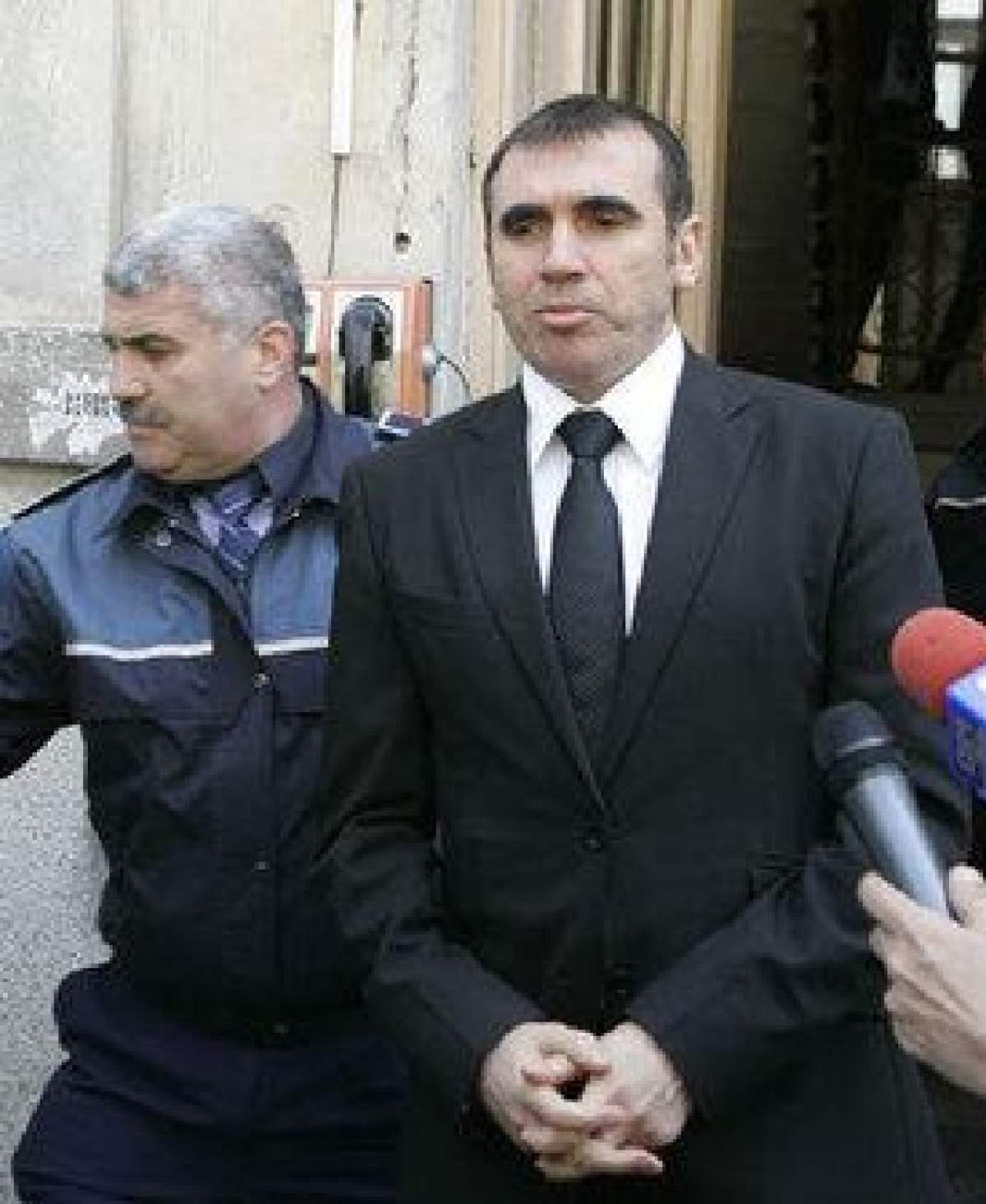 Milionar de top, obligat să fie "sifon" în puşcărie!