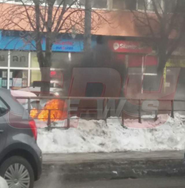 Încă un dezastru în Bucureşti! Zi blestemată! Un taxi a luat foc! Imagini exclusive!