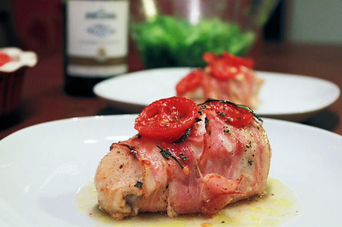 REŢETA ZILEI – SÂMBĂTĂ: Pui deghizat în porc aromat