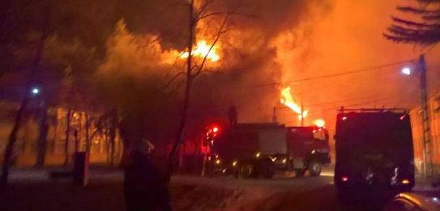 FOTO / Incendiu violent la un spital din judeţul Timiş! Zeci de bolnavi, EVACUAŢI