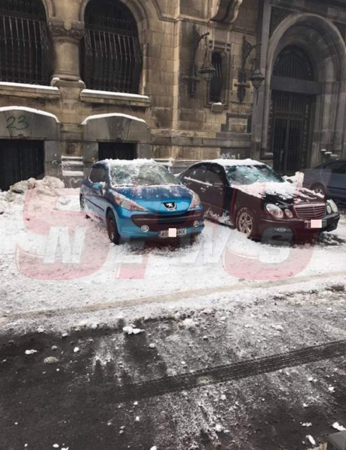FOTO / Și-au lăsat mașinile în parcare și când s-au întors au avut un șoc! Sunt distruse