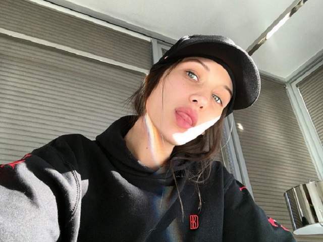 FOTO / Bella Hadid, unde îţi sunt hainele?! Fotomodelul a pozat cu sânii la vedere