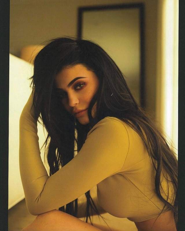 FOTO / Kylie Jenner, fără lenjerie intimă într-o dimineaţă! Aşa sâni să tot vezi pe Internet!