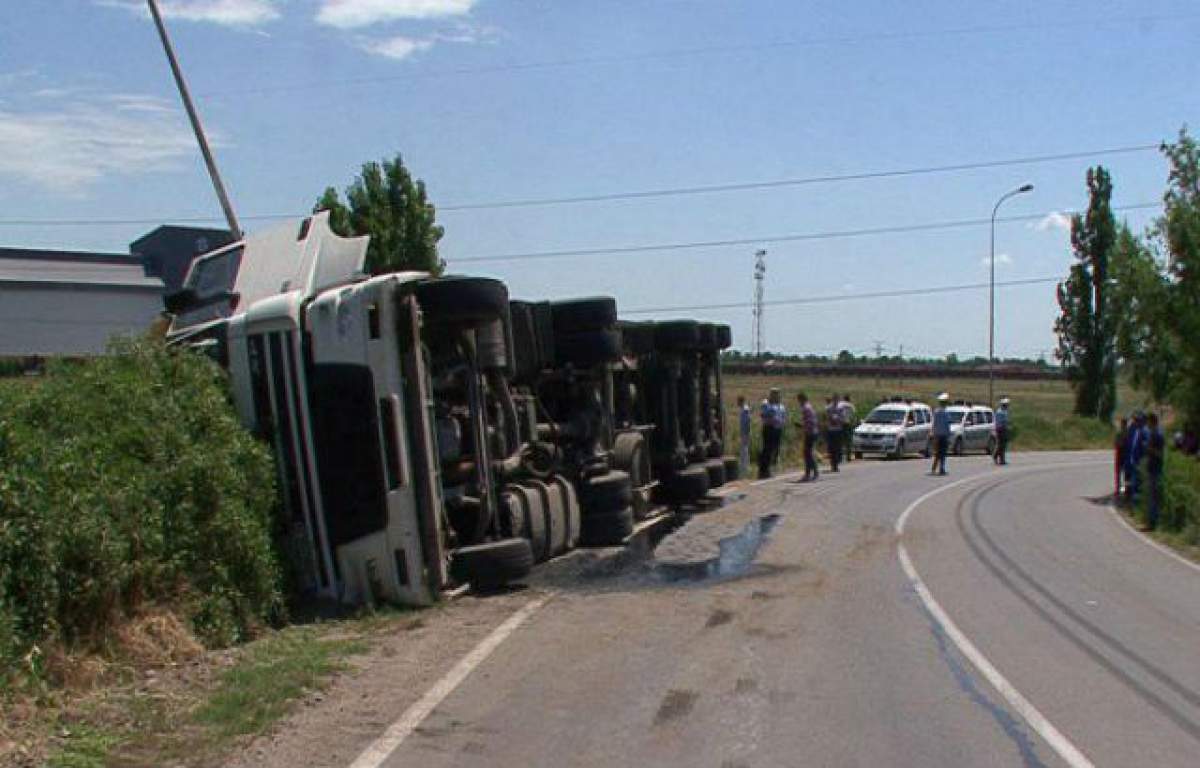 Un TIR încărcat cu sodă caustică solidă a luat foc pe DN 1! Circulaţia, RESTRICŢIONATĂ