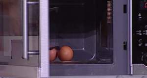 VIDEO / Experiment! Ce se întâmplă dacă pui două ouă crude în cuptorul cu microunde pentru câteva minute