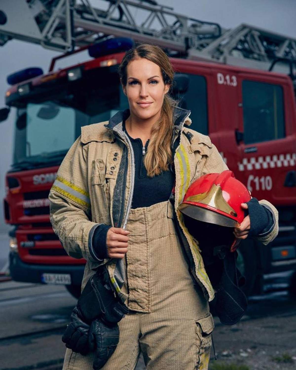 VIDEO / Ea este cea mai frumoasă femeie pompier! Te-ai arunca sigur în flăcări doar să te salveze